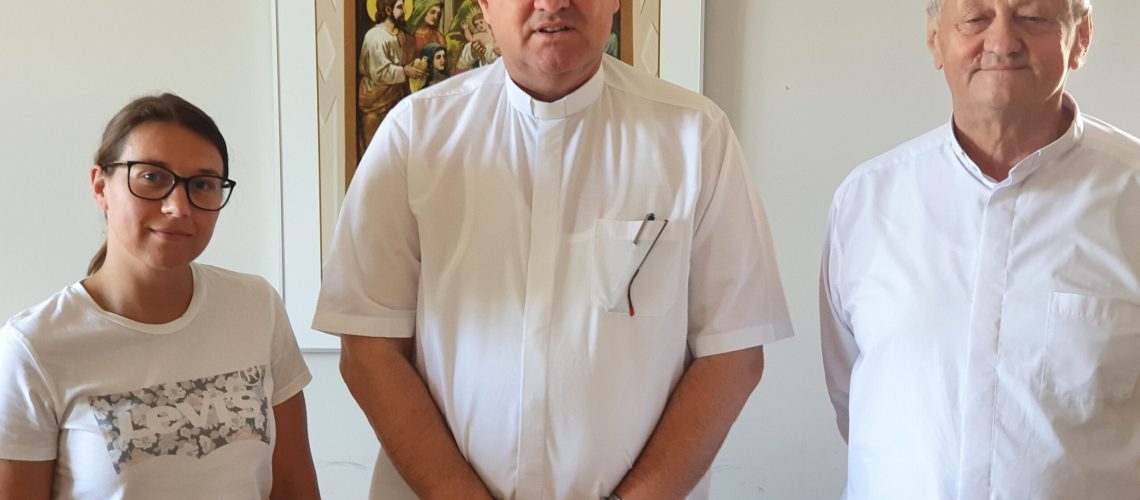 Sisački biskup Vlado Košić s voditeljem HKM Mittelbaden don Ivom Nedićem i past. suradnicom Đurđicom Trputec (snimio: Stjepan Vego)