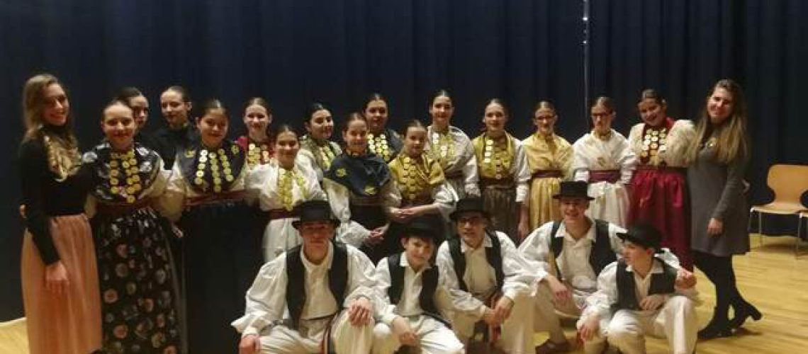 Članovi folklorne skupine FolkloriKA pred nastup
