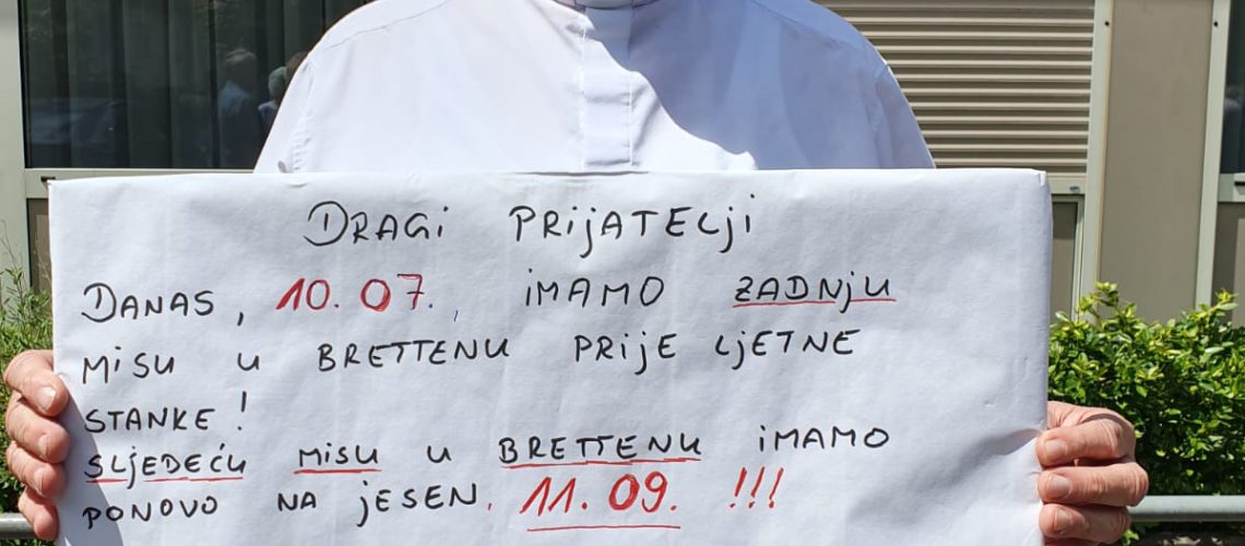 Don Ivo s natpisom pored puta u Brettenu