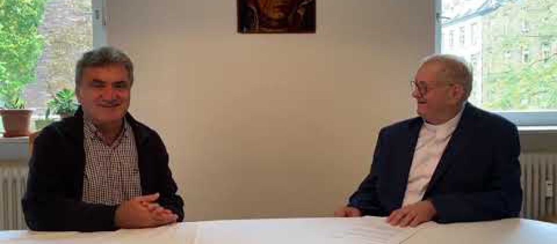 Razgovor-misionara-u-Gani-don-Ivana-Stojanovica-s-voditeljem-HKM-Mittelbaden-don-Ivom-Nedicem