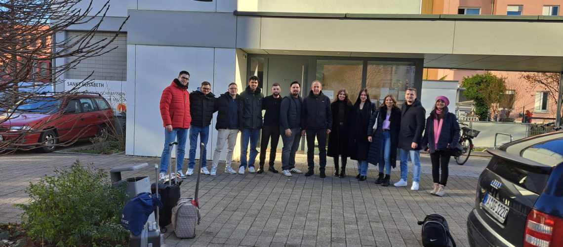 Grupa studenata iz misije Mittelbaden s don Tihomirom Šutalom